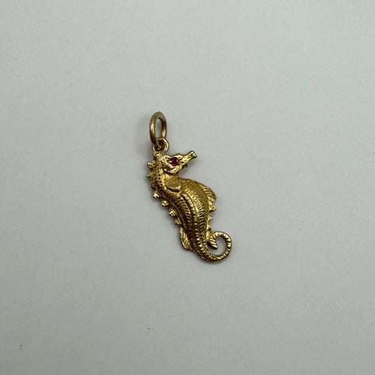 9ct Detailed seahorse charm with pink eye