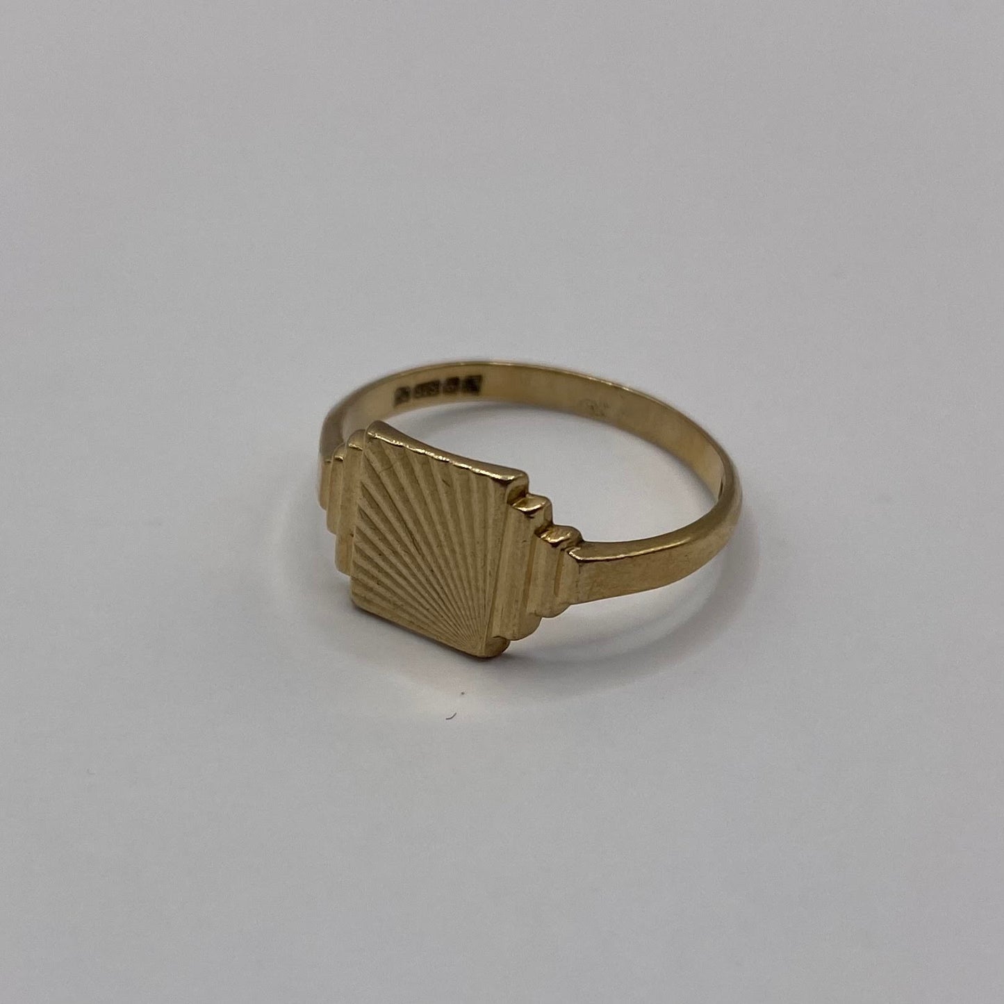 9ct Geometric sunburst signet ring