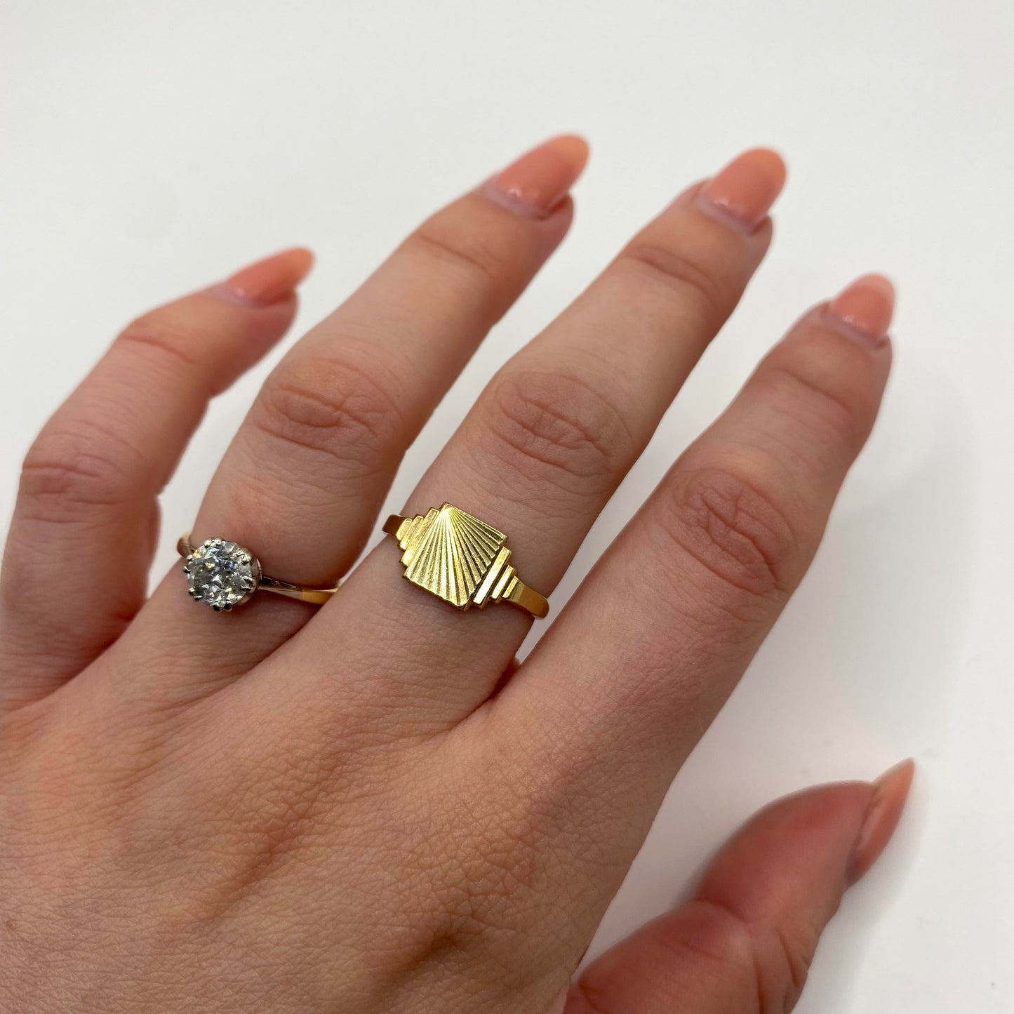 9ct Geometric sunburst signet ring