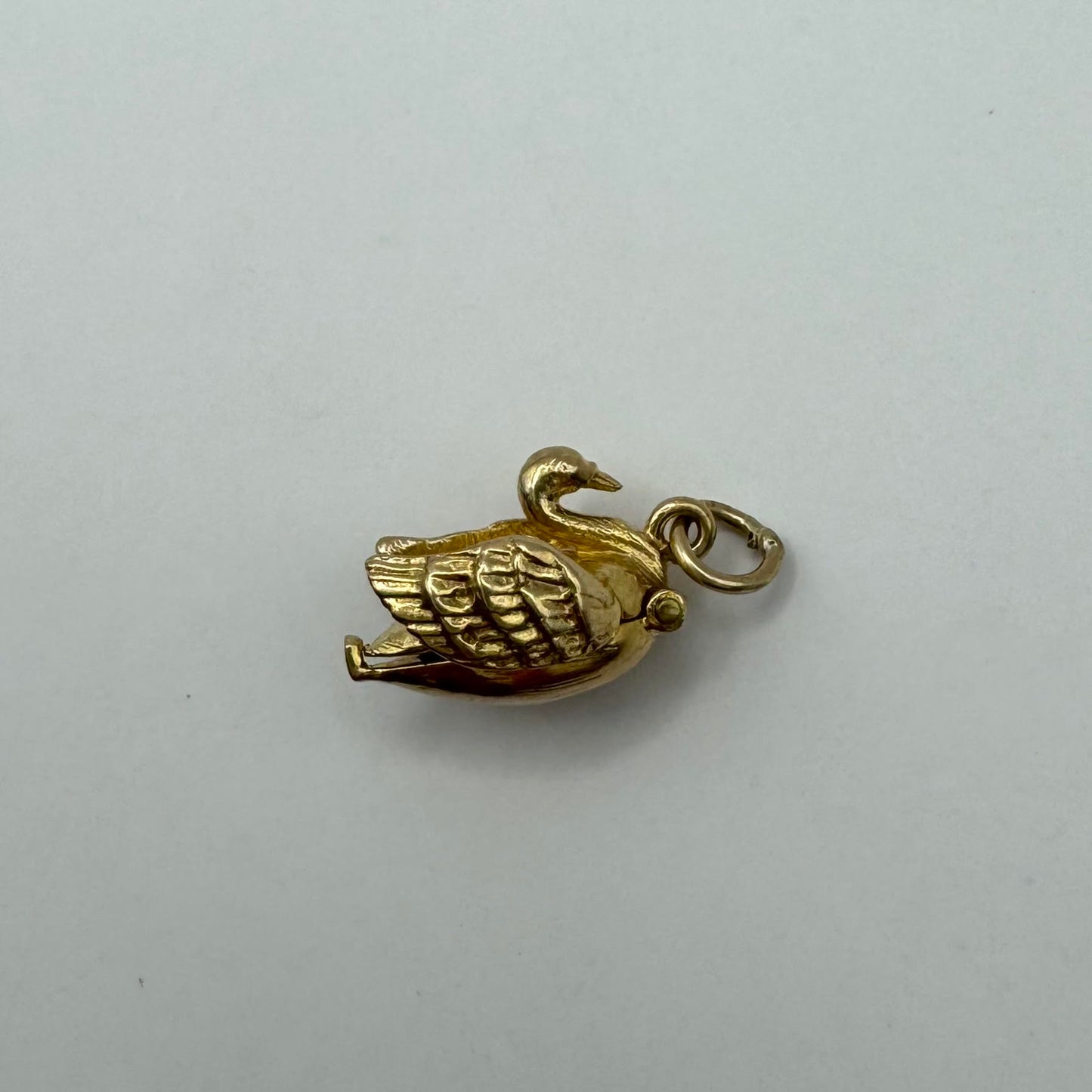 9ct Vintage secret swan charm