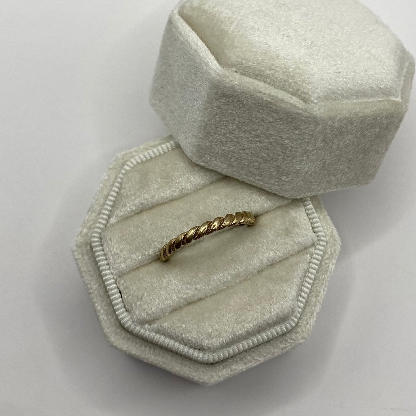 9ct Vintage twist stacker ring